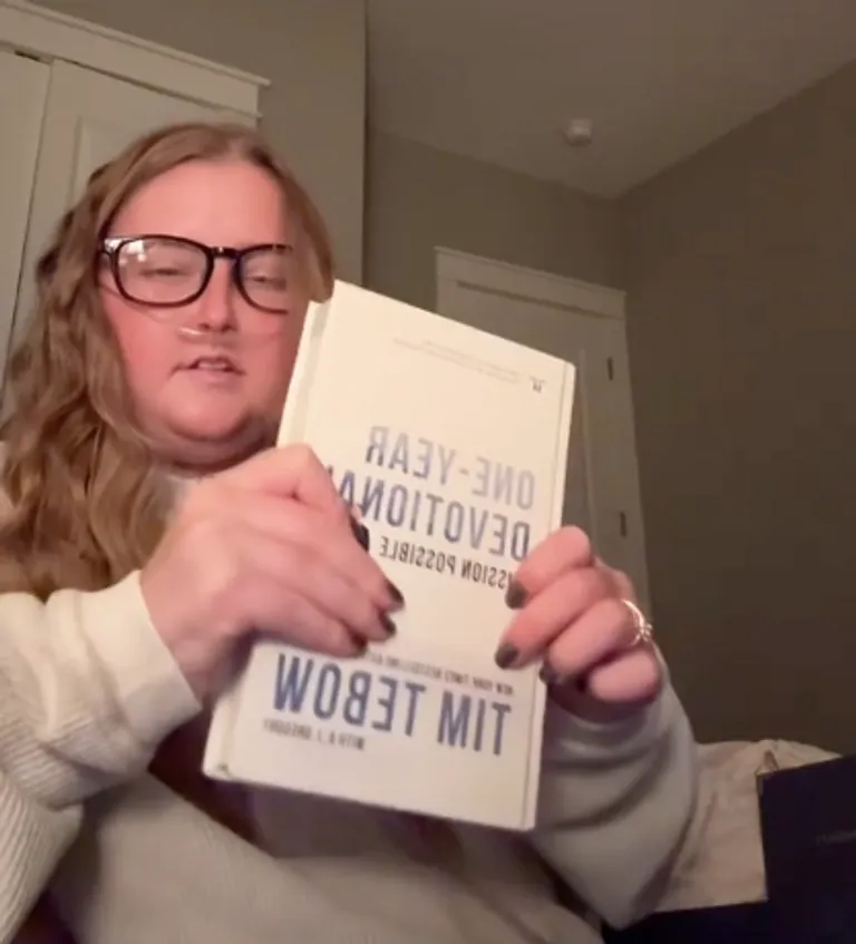 Anna Grace Phelan showing her followers the book she got from Tim Tebow. | Source: TikTok/@phelann.annaa